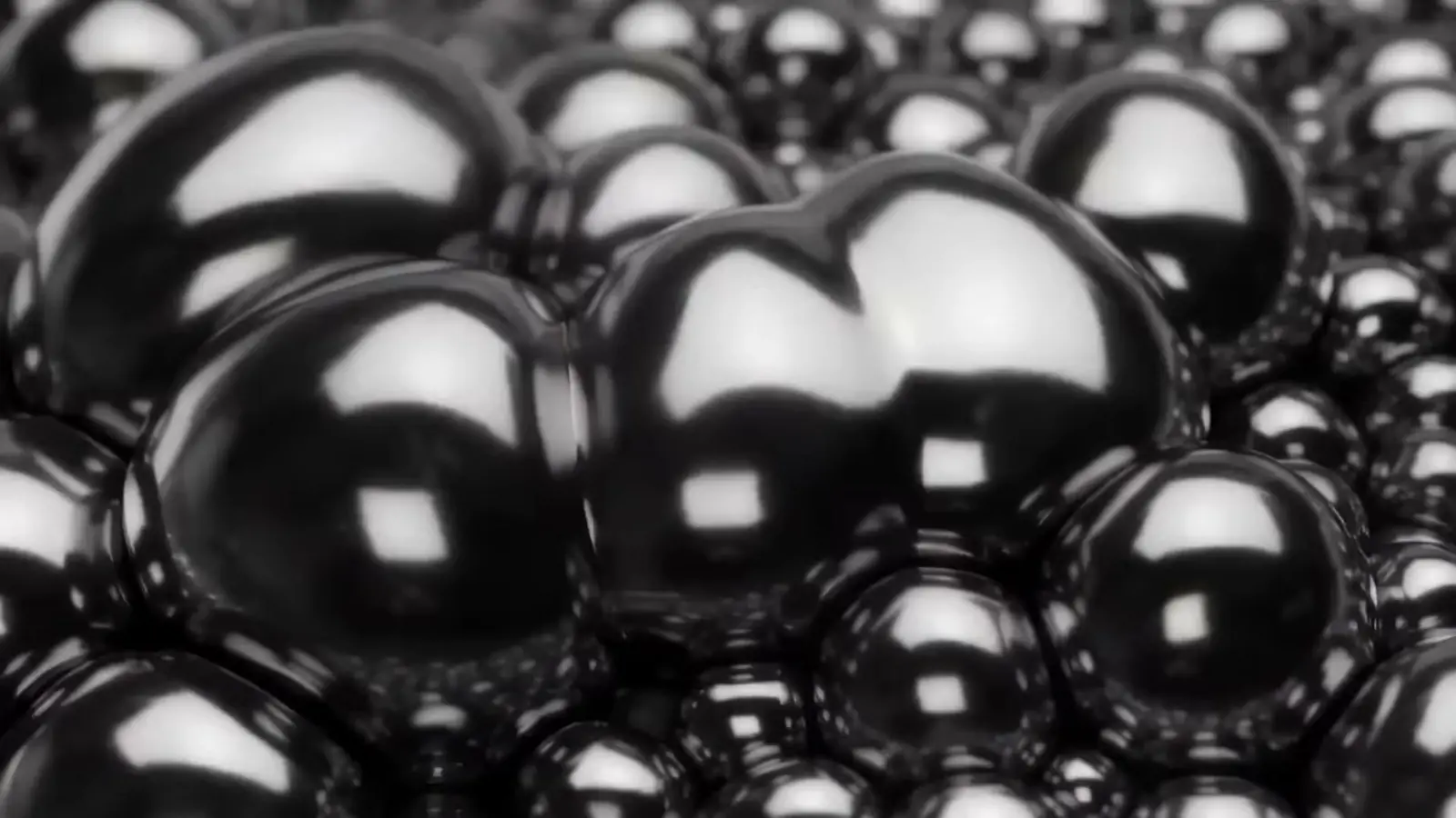 Esferas cromadas se multiplicam: a matéria-prima do filme em estado líquido.