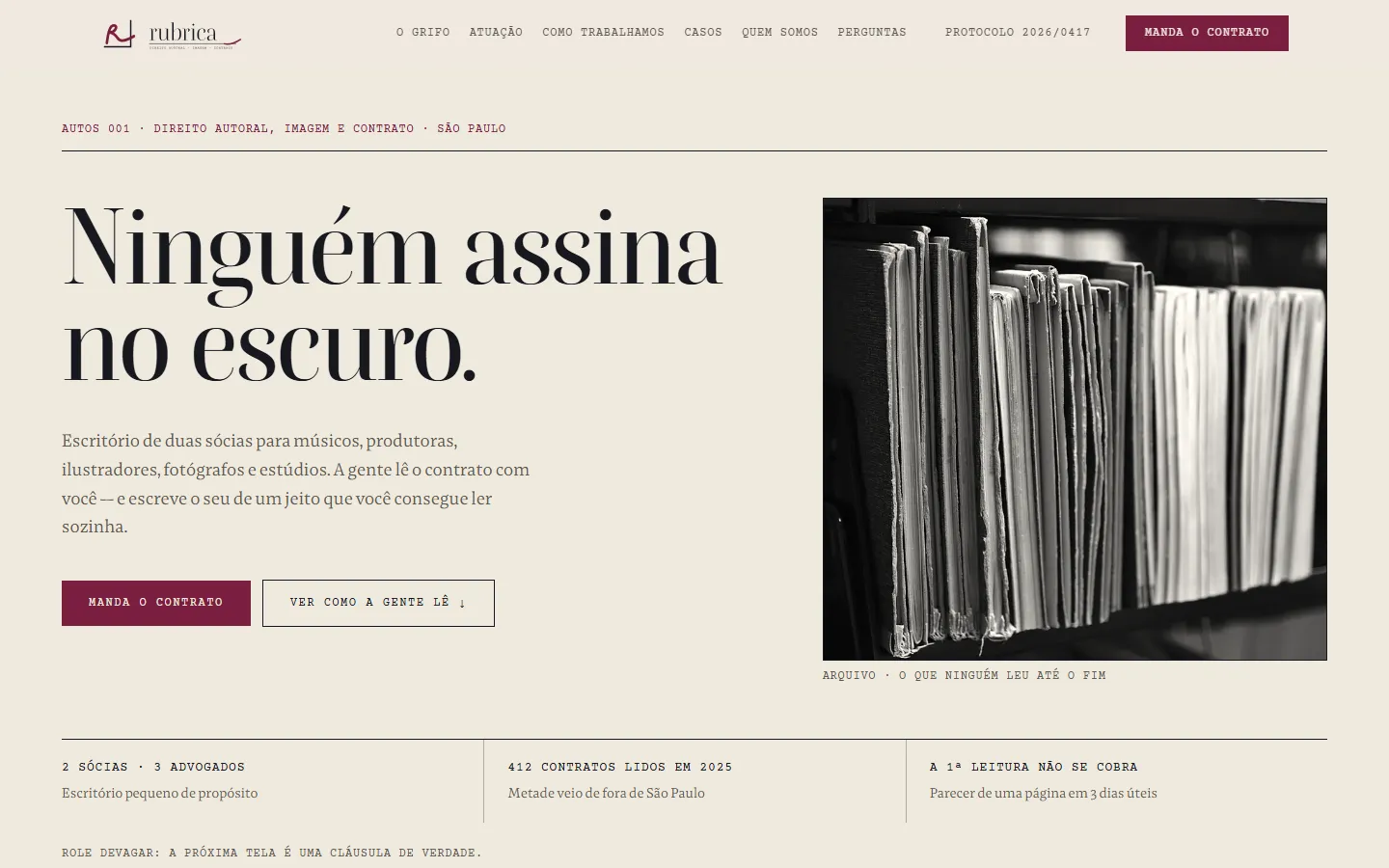 Abertura: “Ninguém assina no escuro.” sobre foto de arquivo em preto e branco